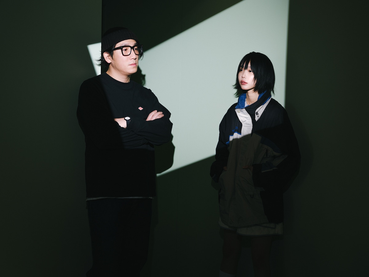 左から真部脩一、ano。