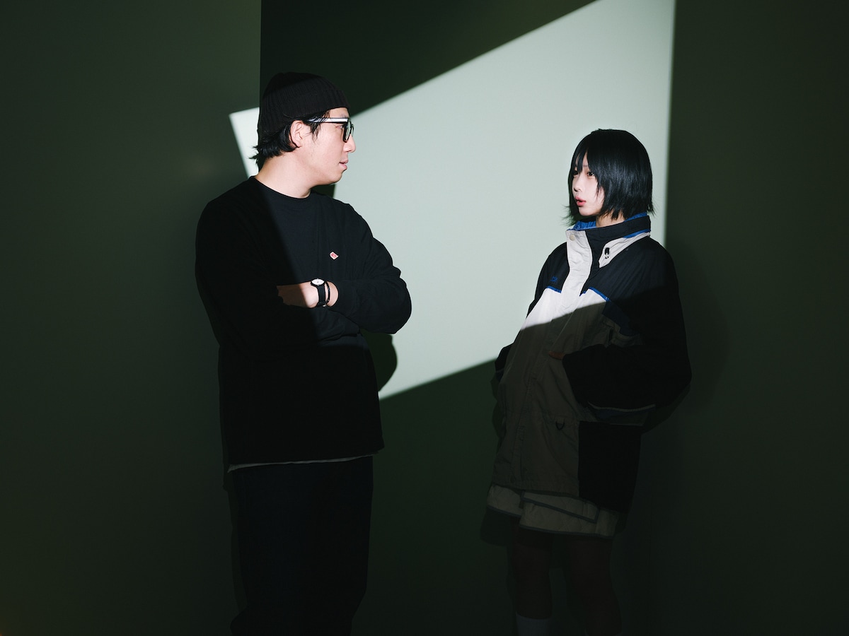 左から真部脩一、ano。