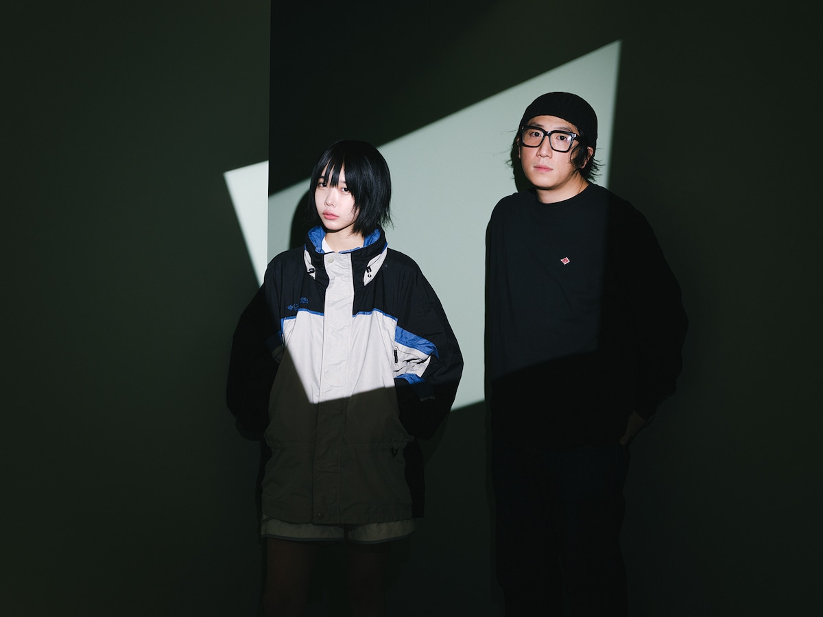 左からano、真部脩一。