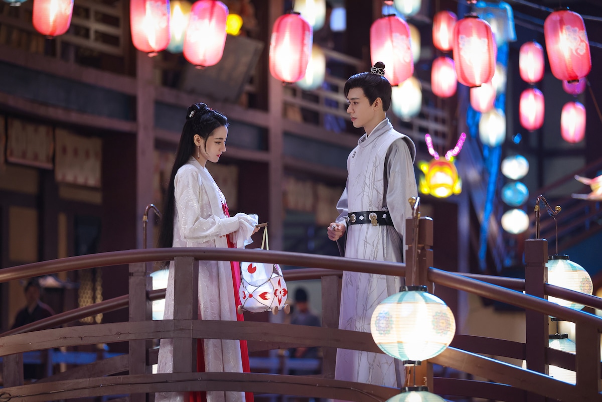 中国ドラマ「安楽伝」より、左からディリラバ演じる任安楽、ゴン・ジュン演じる韓燁。