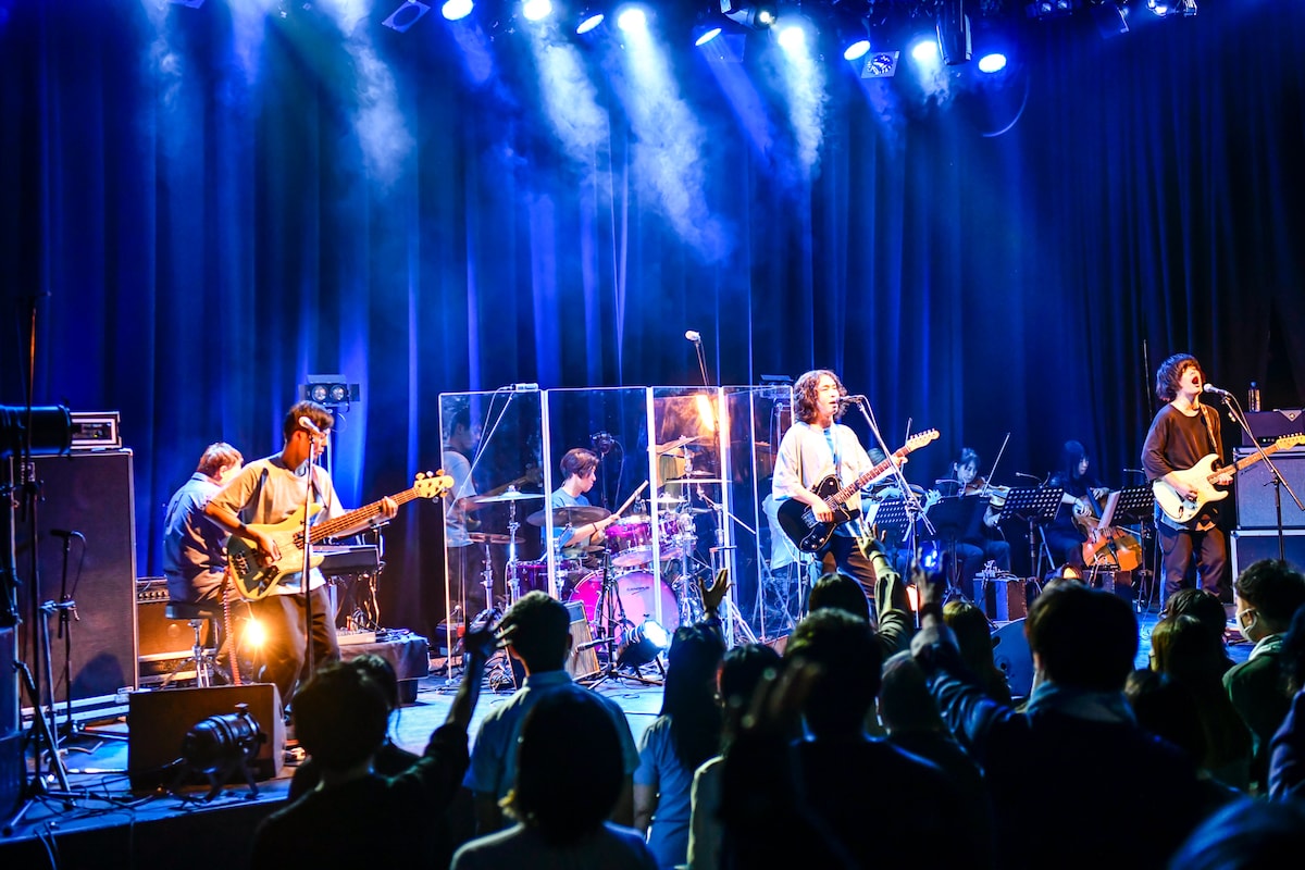 「藍坊主×空想委員会『藍色委員会と四重奏』」2022年10月6日 東京・SHIBUYA PLEASURE PLEASURE公演より。