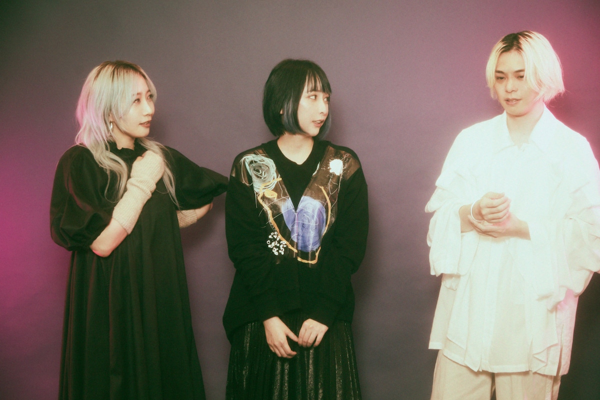 左から中村未来（Vo, G, Key, Manipulator / Cö shu Nie）、藍井エイル、松本駿介（B / Cö shu Nie）。