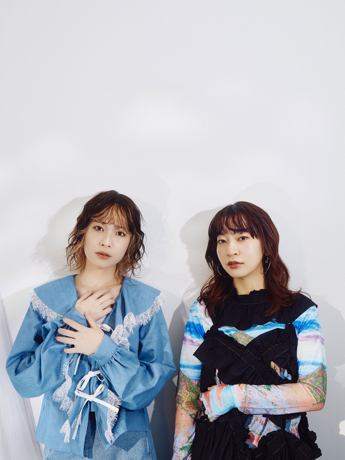 左から青山吉能、ヒグチアイ。