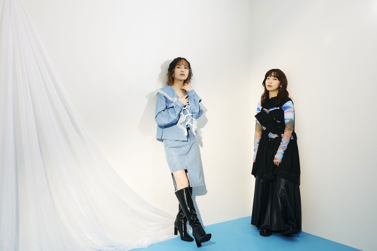 左から青山吉能、ヒグチアイ。