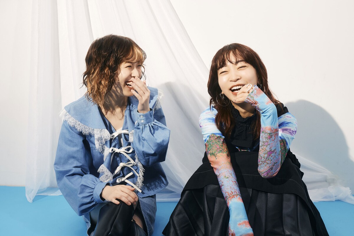 左から青山吉能、ヒグチアイ。