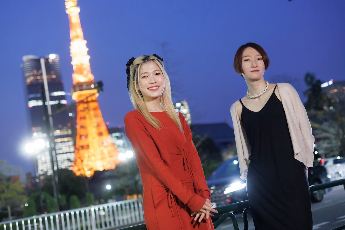 左から青山吉能、日食なつこ。