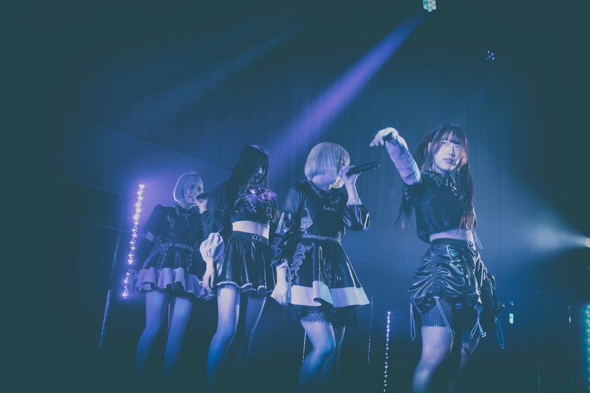 AQによるライブの様子。（撮影：ニイミココロ）