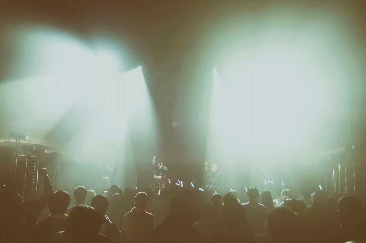 AQによるライブの様子。（撮影：ニイミココロ）