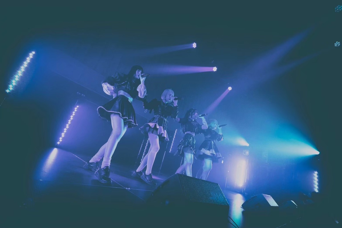 AQによるライブの様子。（撮影：ニイミココロ）