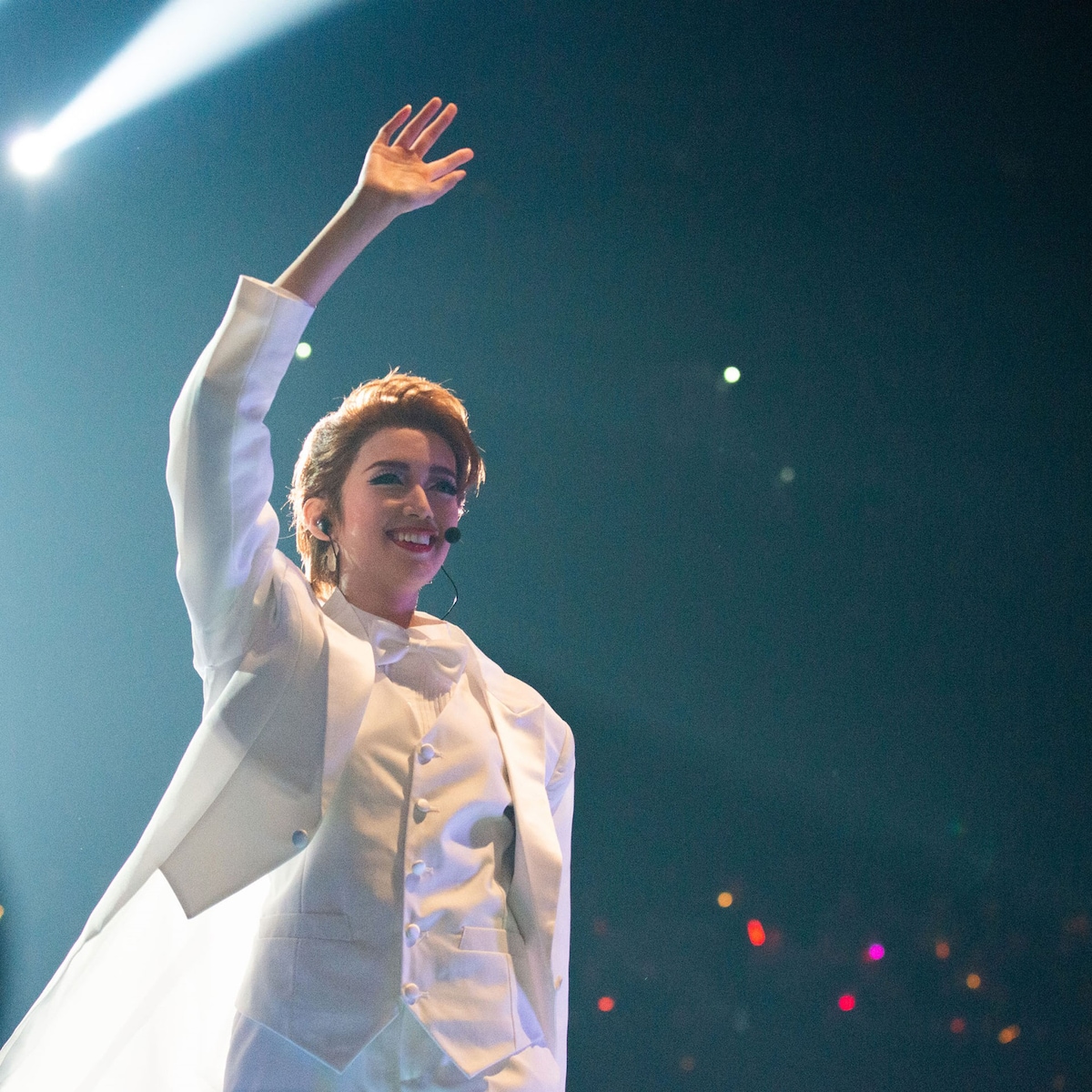 「花道を歩く佐藤栞里」