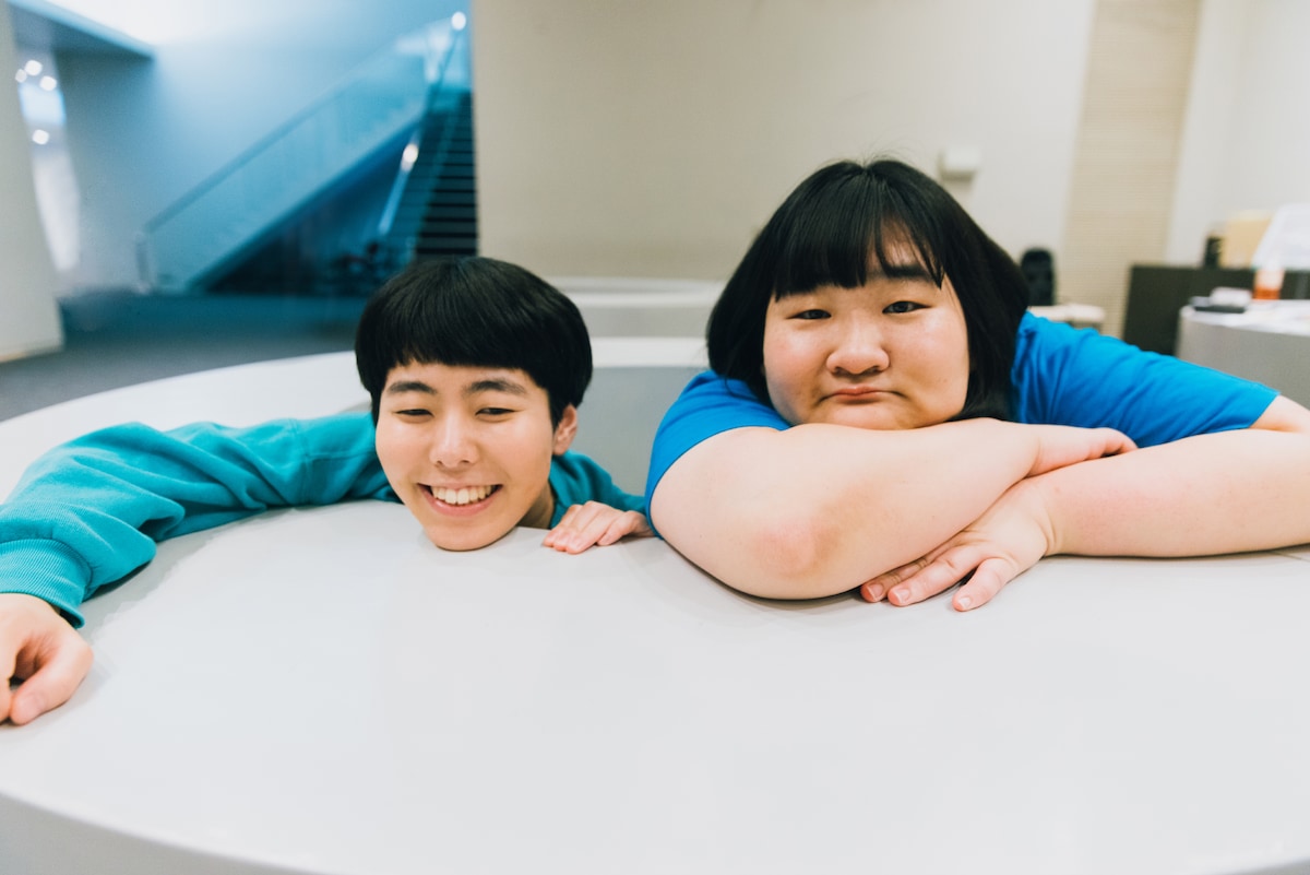 ヨネダ2000。左から誠、愛。