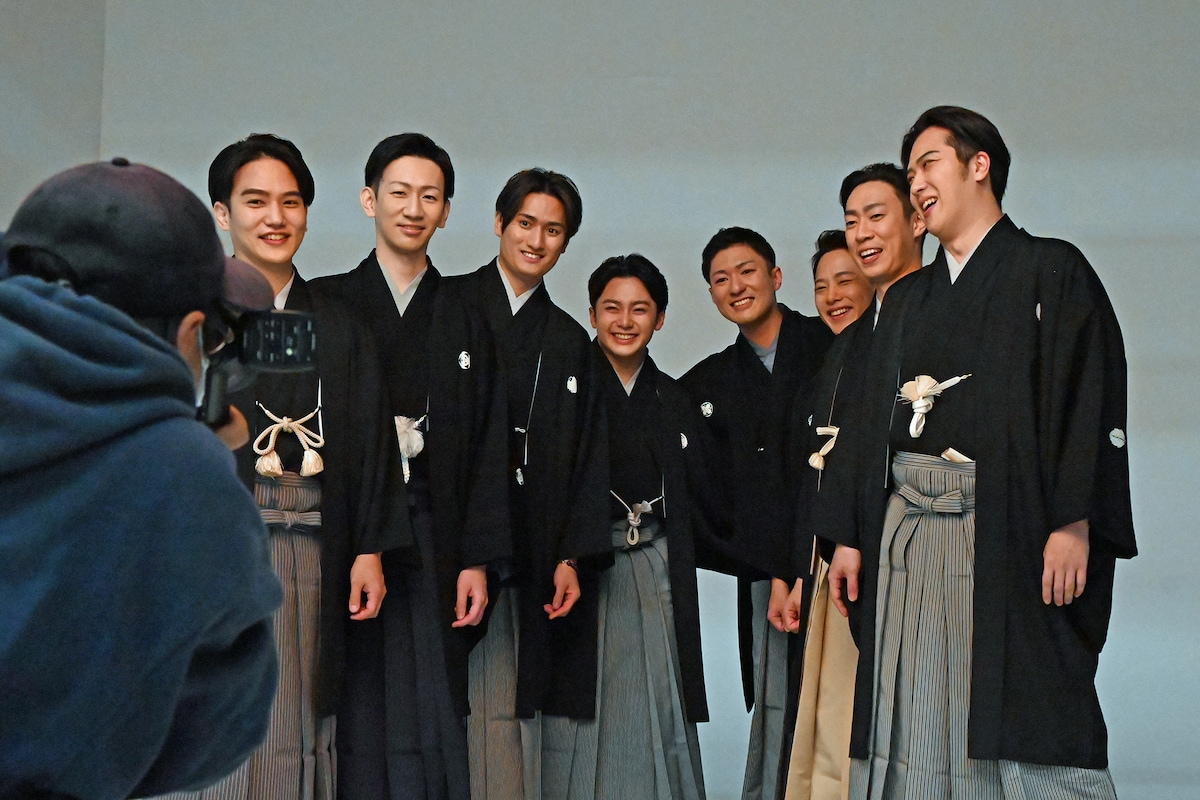 左から中村歌昇、坂東新悟、中村隼人、中村莟玉、中村橋之助、中村種之助、坂東巳之助、尾上松也。