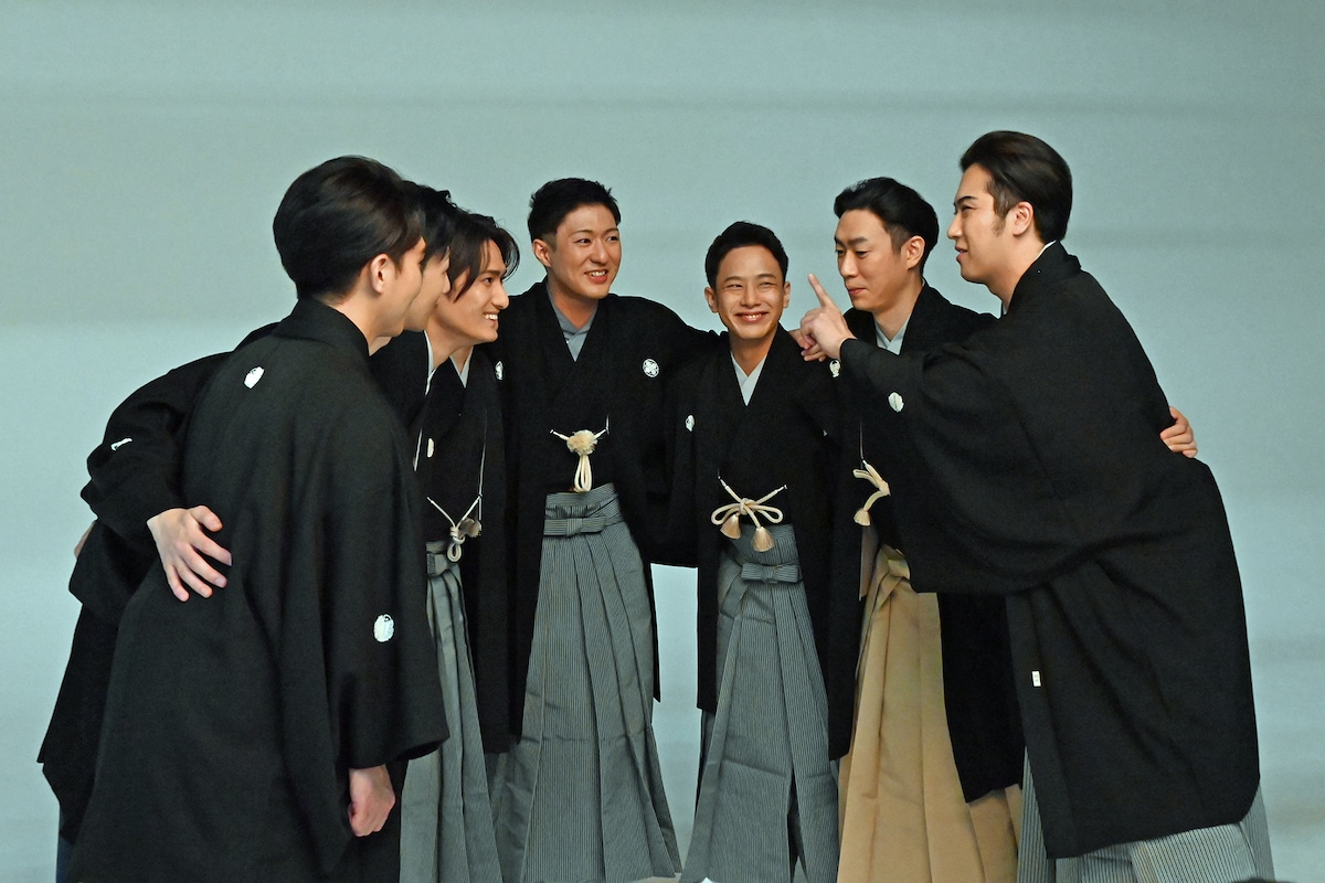 メンバーに声をかけ、士気を高める尾上松也（右端）。