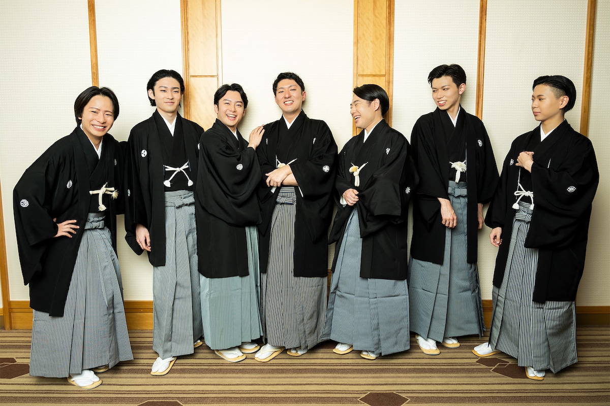 左から中村鶴松、市川染五郎、中村莟玉、中村橋之助、中村鷹之資、中村玉太郎、尾上左近。