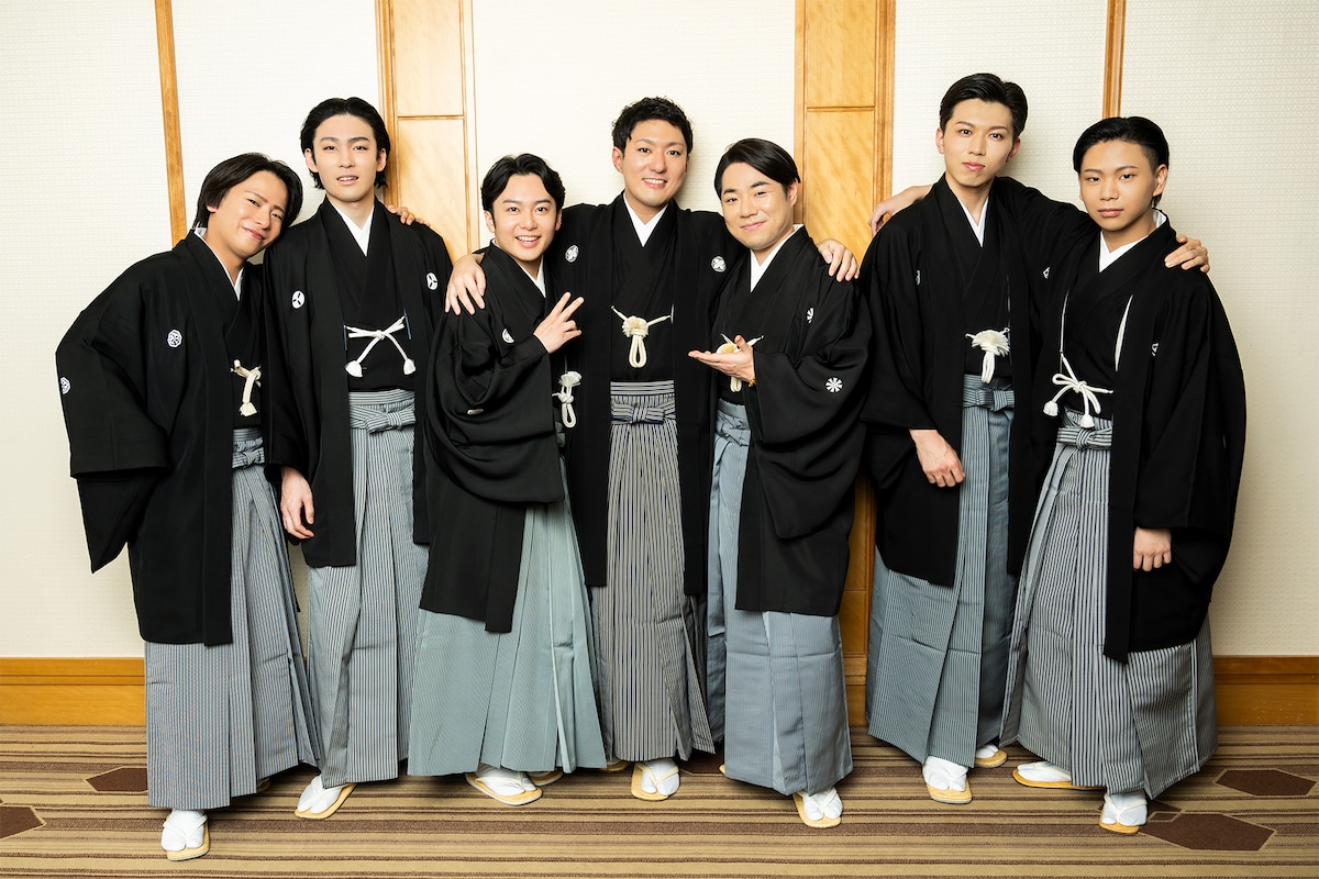 左から中村鶴松、市川染五郎、中村莟玉、中村橋之助、中村鷹之資、中村玉太郎、尾上左近。