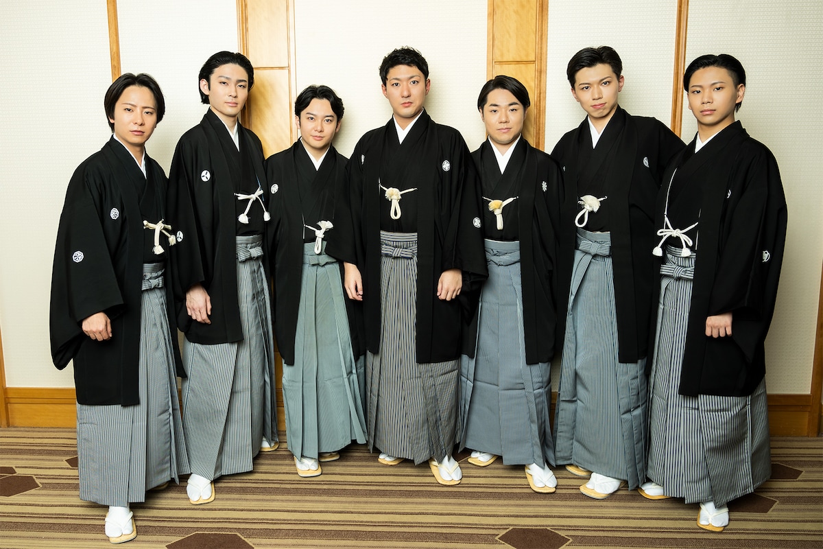 左から中村鶴松、市川染五郎、中村莟玉、中村橋之助、中村鷹之資、中村玉太郎、尾上左近。