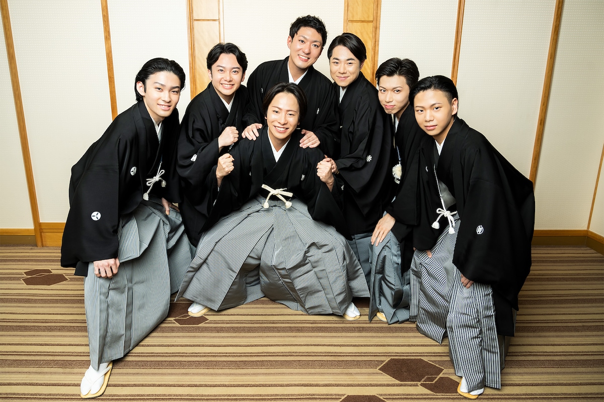 「最年長の鶴松さんを真ん中にしたい！」というメンバーたちのおねだりに応えた中村鶴松（中央）。後列左から市川染五郎、中村莟玉、中村橋之助、中村鷹之資、中村玉太郎、尾上左近。