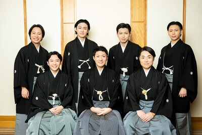 ゴールデンズ ゴールデンズfrom大駱駝艦（写真提供：大駱駝艦） - 芸劇前で秋の大道芸！体中に金粉塗って舞い踊るゴールデンズら23組揃い踏み [画像ギャラリー  1/29] - ステージナタリー