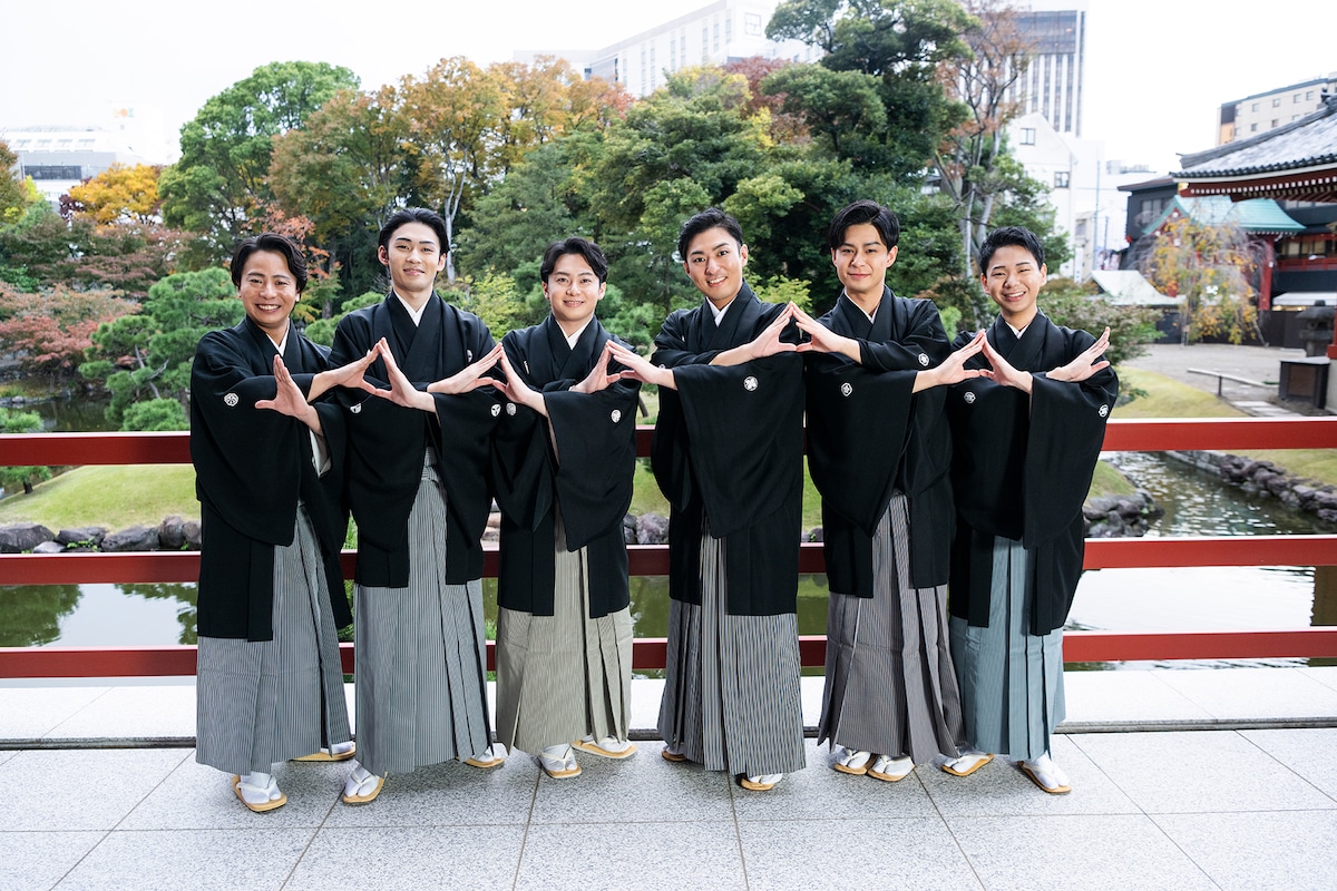 あさかぶポーズをとる面々左から中村鶴松、市川染五郎、中村莟玉、中村橋之助、市川男寅、尾上左近。