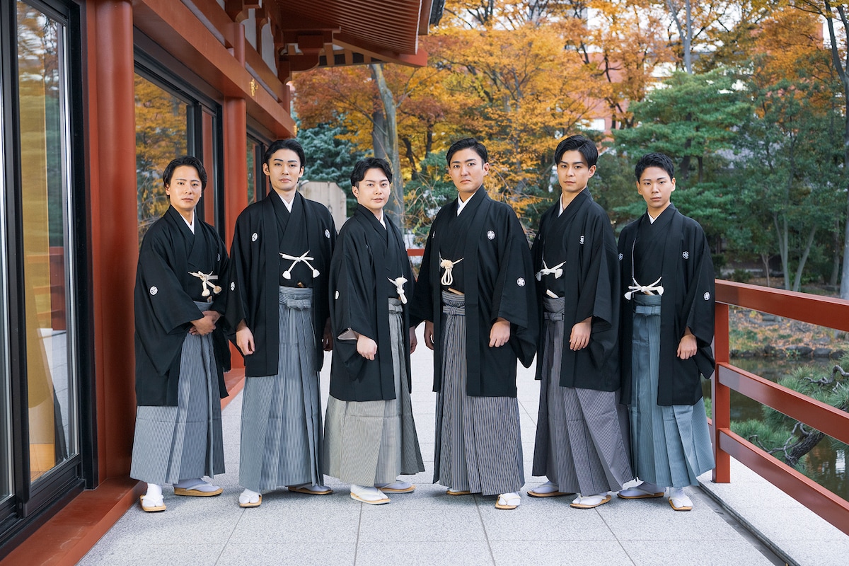 左から中村鶴松、市川染五郎、中村莟玉、中村橋之助、市川男寅、尾上左近。