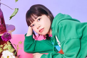 asmi「earth meal」インタビュー｜TikTokで「ヨワネハキ」が総再生数26億回超え、Z世代の共感を呼ぶシンガーソングライター・asmiの素顔に迫る