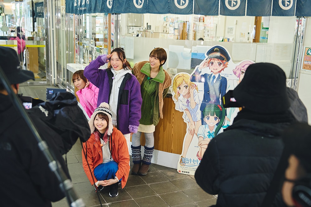 ロケは伊豆急下田駅のホーム内からスタート。当日は特別にアニメ「夏色キセキ」のパネルを用意してもらった。