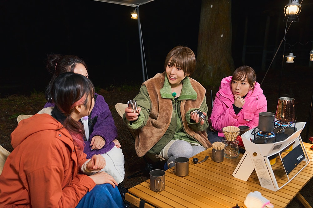 コーヒー器具について語る豊崎愛生。