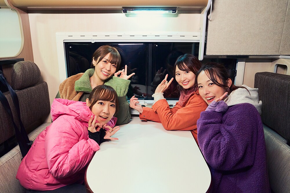 移動に使われたキャンピングカーにて。左から時計回りに高垣彩陽、豊崎愛生、戸松遥、寿美菜子。