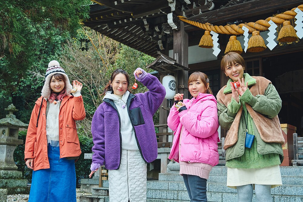 下田八幡神社にて、金目鯛のおみくじを持つ4人。同神社は、豊崎愛生演じる「夏色キセキ」のキャラクター・凛子の家のモデルになっている。