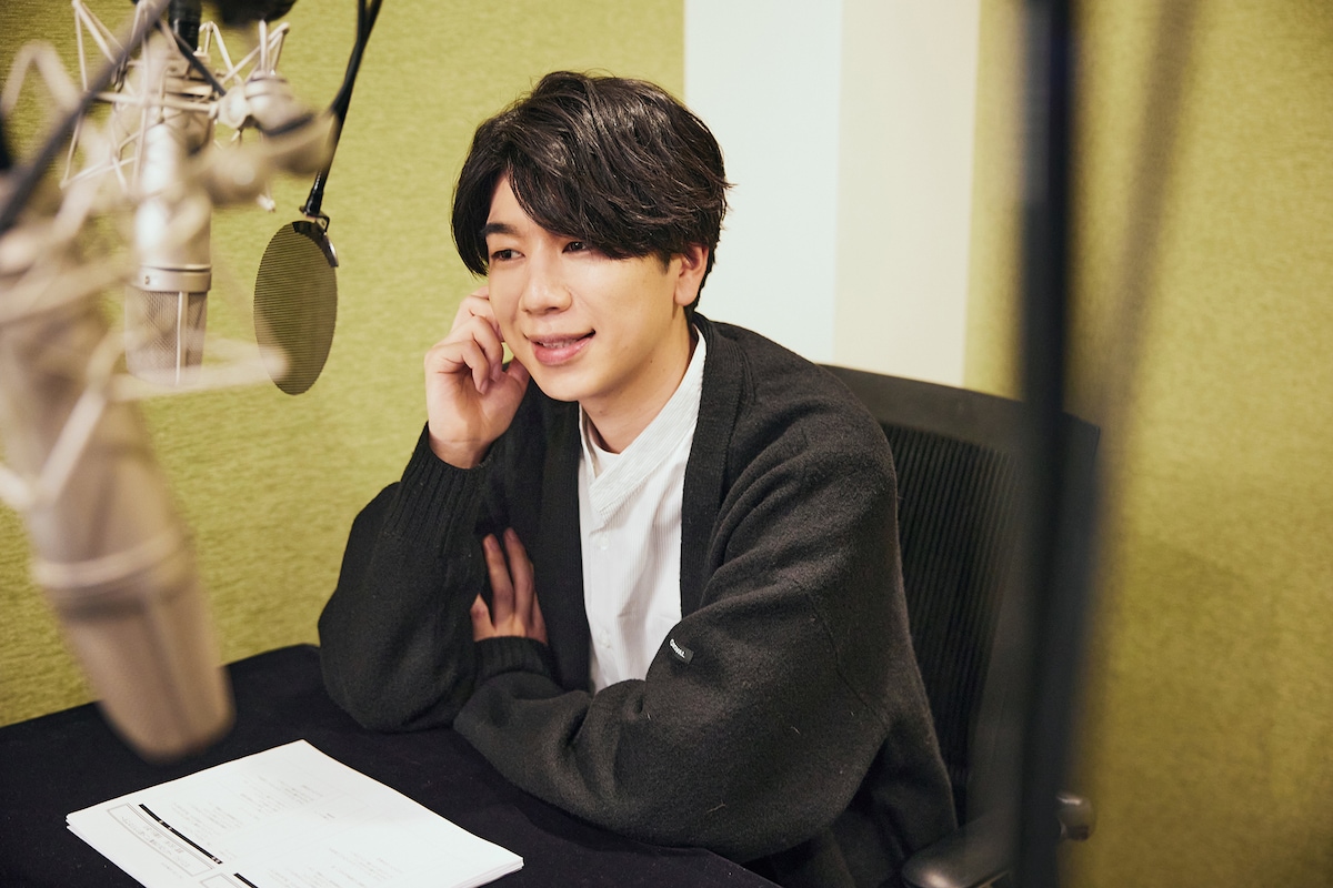 西山宏太朗。収録を行ったブースにて。