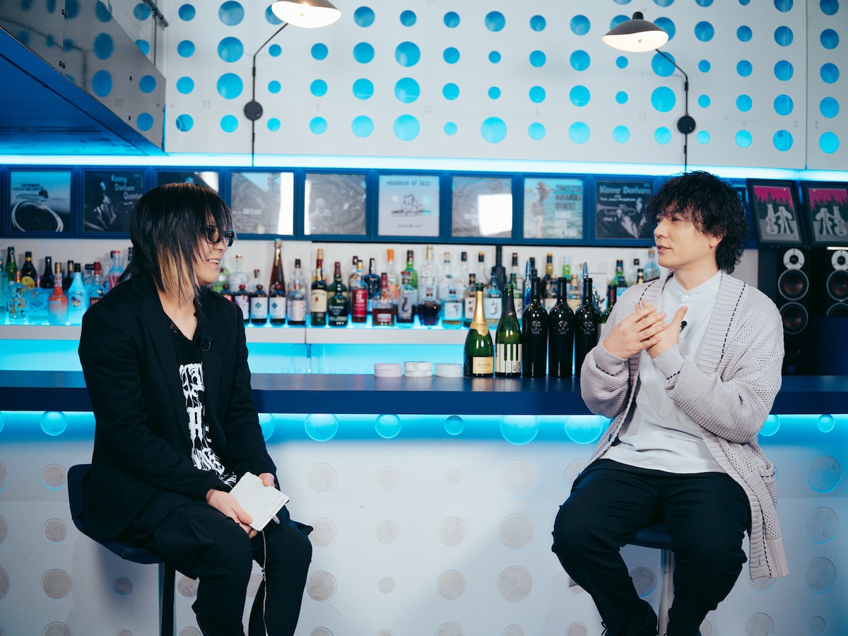 左からHISASHI(GLAY)、山村隆太(flumpool)。