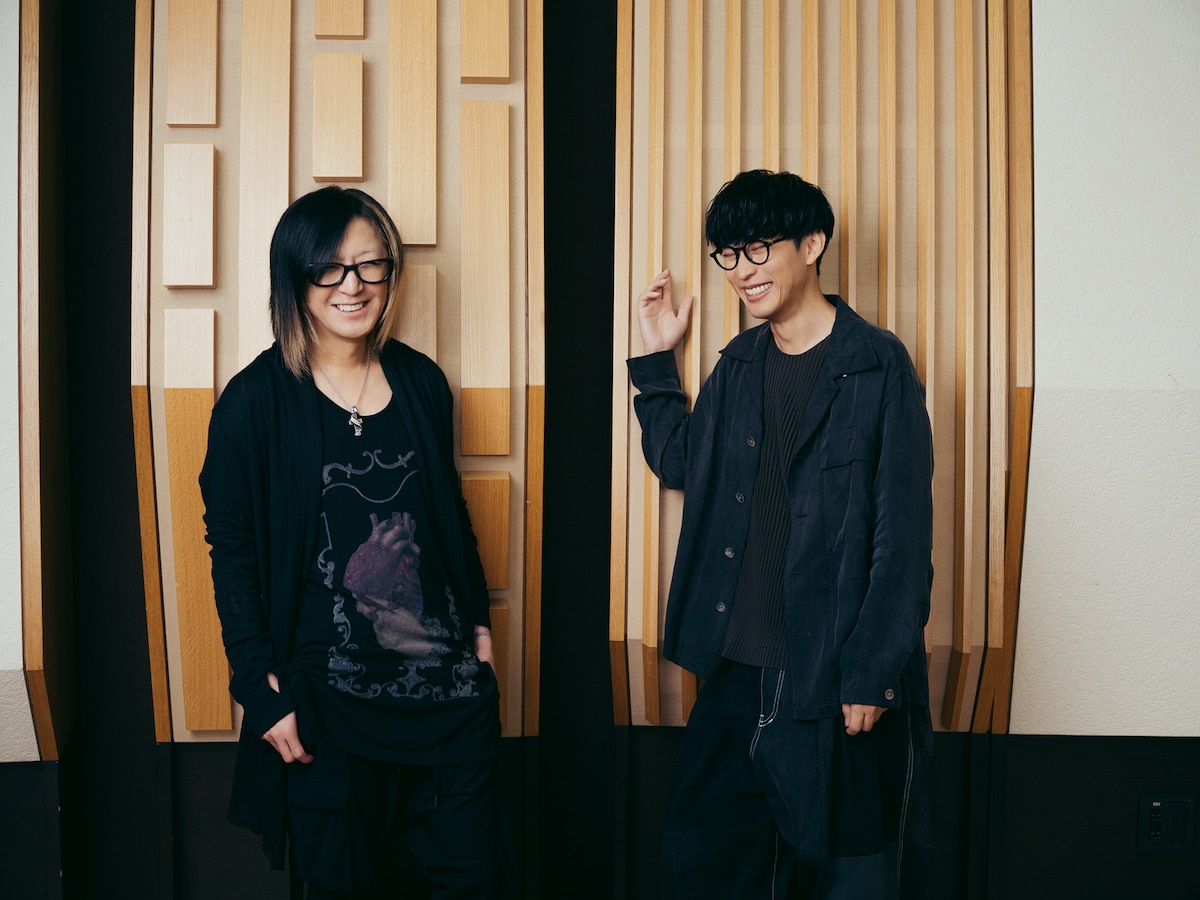 左からHISASHI、オーイシマサヨシ。