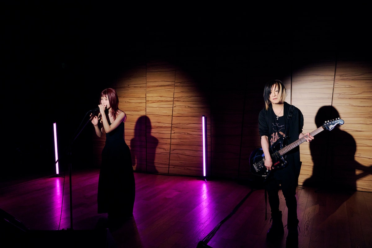 左からアイナ・ジ・エンド、HISASHI。