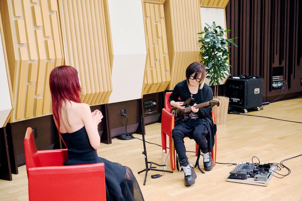 左からアイナ・ジ・エンド、HISASHI。