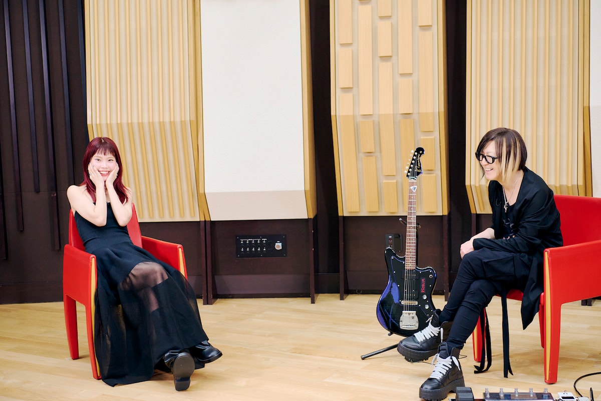 左からアイナ・ジ・エンド、HISASHI。