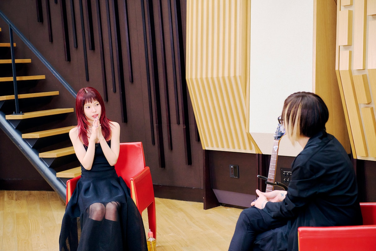 左からアイナ・ジ・エンド、HISASHI。