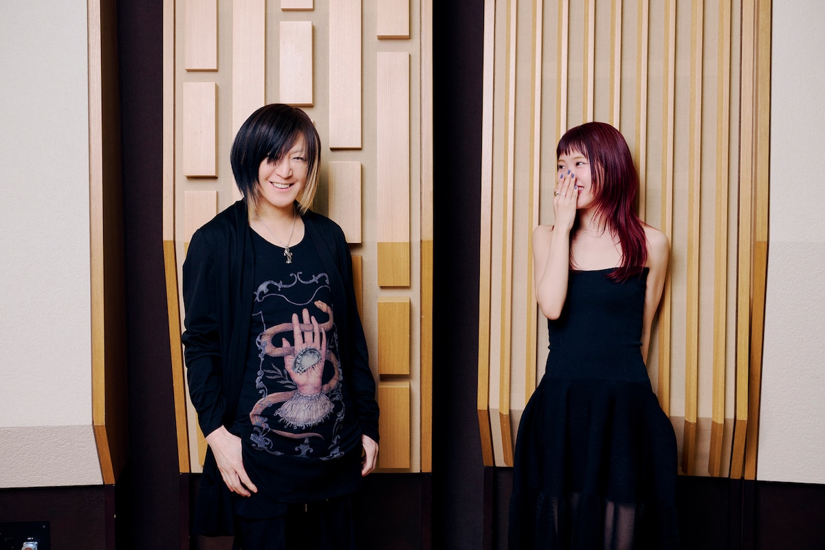 左からHISASHI、アイナ・ジ・エンド。