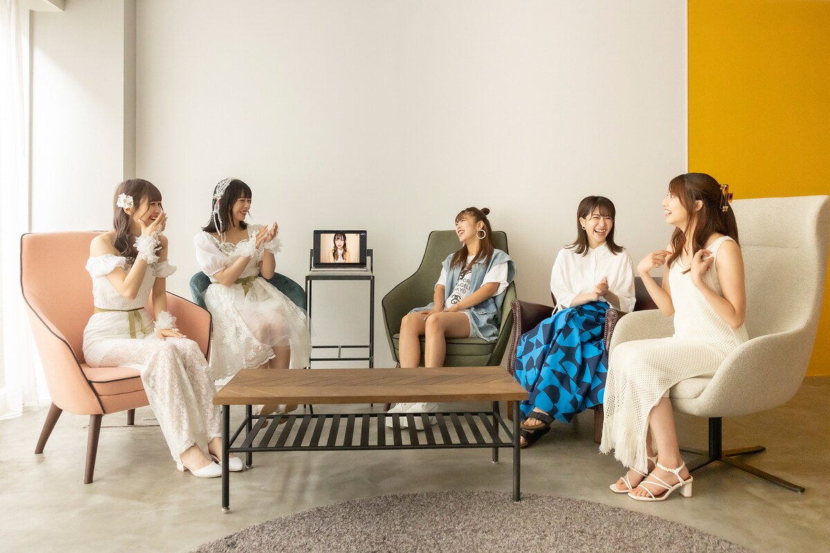 左から咲真ゆか（MyDearDarlin'）、峰島こまき（ナナランド）、PC画面内の優雨ナコ（クマリデパート）、EON、沢口けいこ、高見奈央。