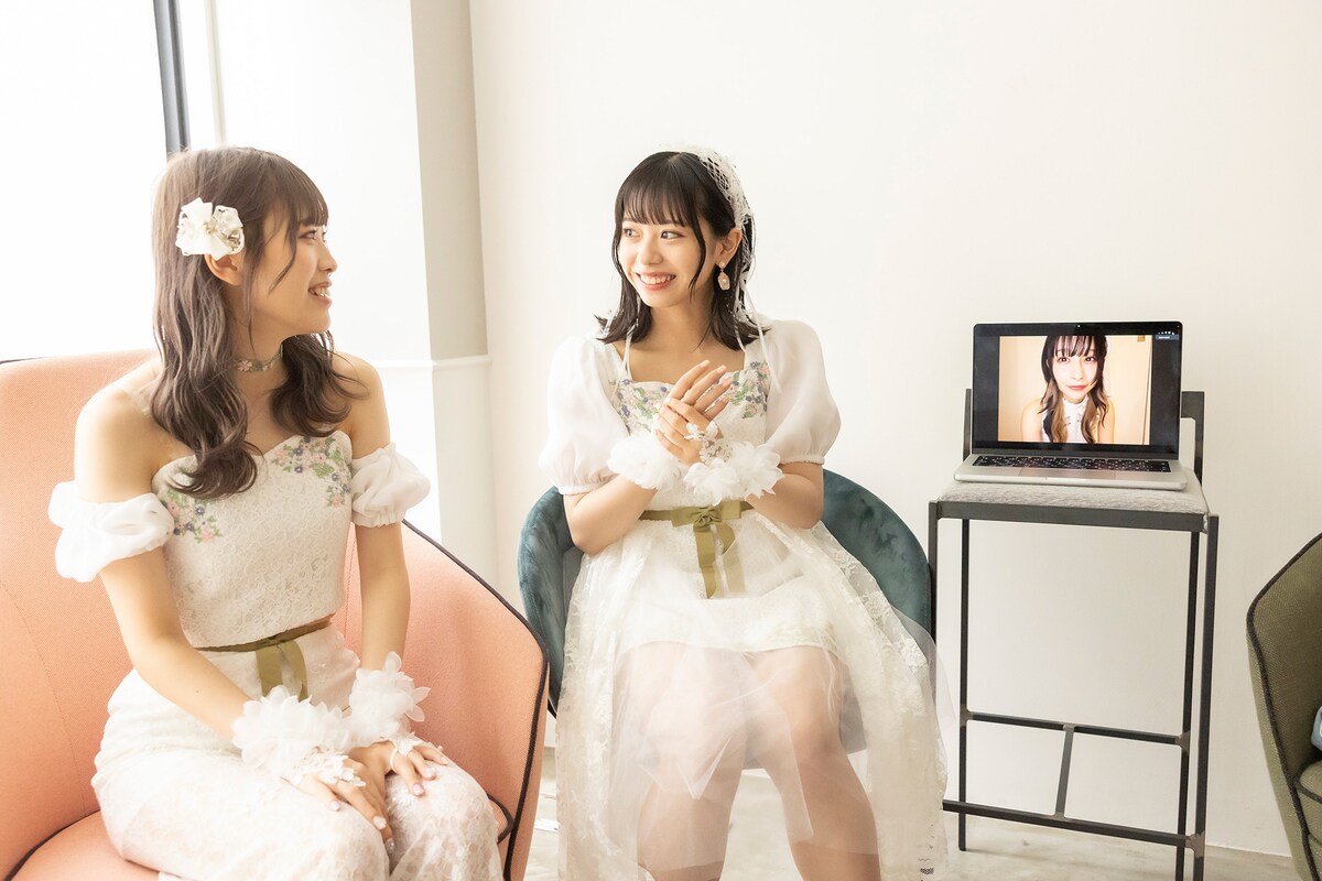 左から咲真ゆか（MyDearDarlin'）、峰島こまき（ナナランド）、PC画面内の優雨ナコ（クマリデパート）。