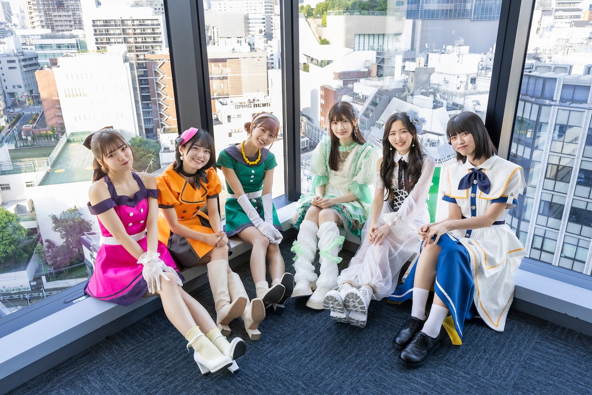 左から津代美月（JamsCollection）、岡田彩夢（虹のコンキスタドール）、仲川瑠夏（FRUITS ZIPPER）、篠原葵（まねきケチャ）、山邊未夢（東京女子流）、西野千明（真っ白なキャンバス）。