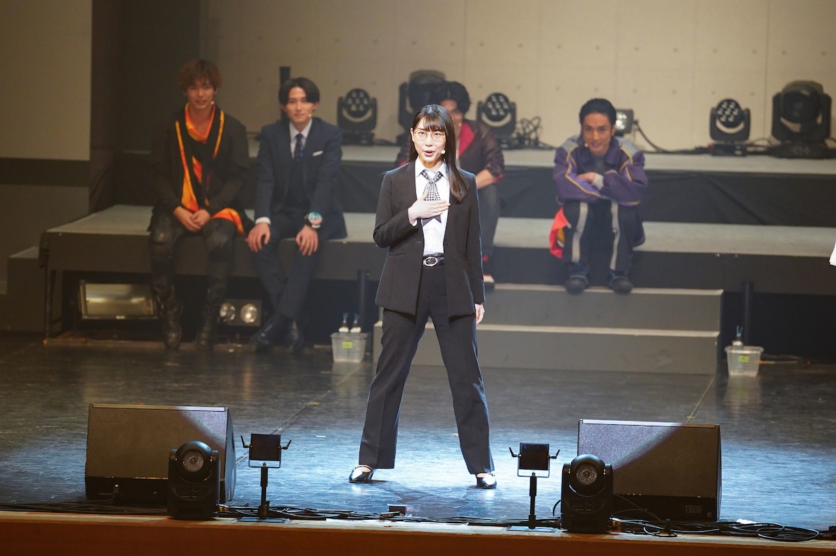 「爆上戦隊ブンブンジャー ファイナルライブツアー2025」名古屋公演にて、ゲーム「ブンブンお掃除ドライブ」に挑戦するハシヤスメ・アツコ