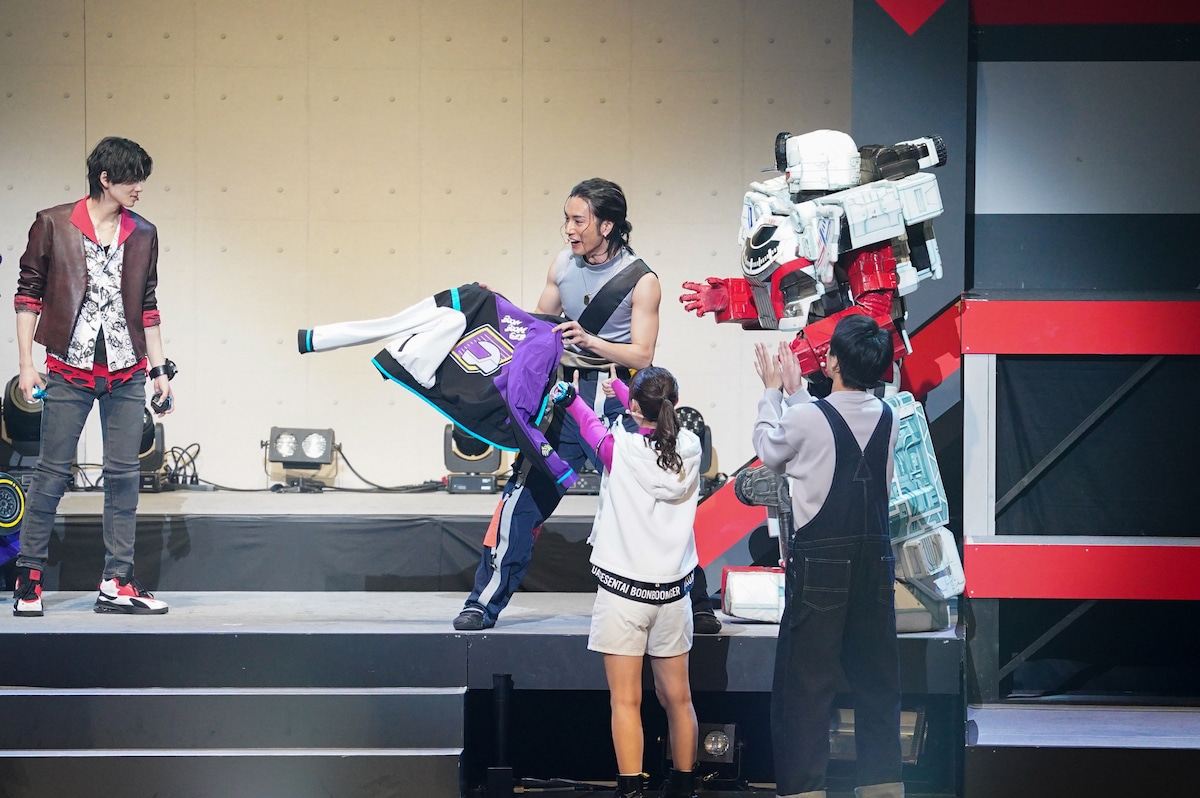 ブンブンジャーの強化アイテム・チャンピオンジャケットは、本編ではブンバイオレット用が存在していなかったが、今回のショーで登場。6人のチャンピオンブンブンジャー勢ぞろいがお披露目される