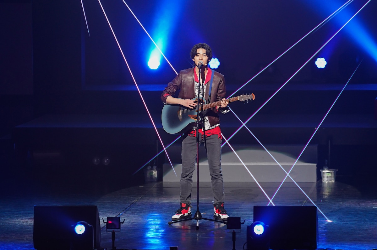 「爆上戦隊ブンブンジャー ファイナルライブツアー2025」名古屋公演より、範道大也のキャラクターソング「自転」を歌う井内悠陽