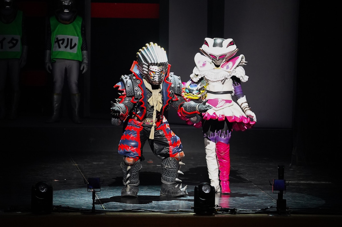 ブンブンジャーがビッグバングランプリで訪れた星で出会ったサンシーター。左からデコトラーデ、ヤイヤイ・ヤルカー、イターシャ。それぞれ諏訪部順一、諸星すみれ、水樹奈々が声を担当