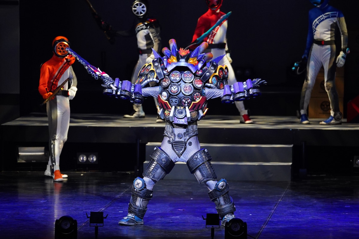 今回のショーで初登場する、ハシリヤン斬込隊副隊長・シャコタングルマー。サンシーターとも縁が深いマッドレックスの遺志を継ぎ、全苦魔獣の能力を使う“ギャースタマイズ”でブンブンジャーを苦しめる。声は千葉繁が担当