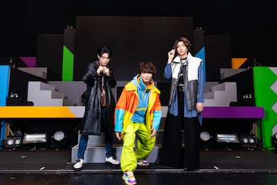 左から日野友輔、知念英和、庄司浩平