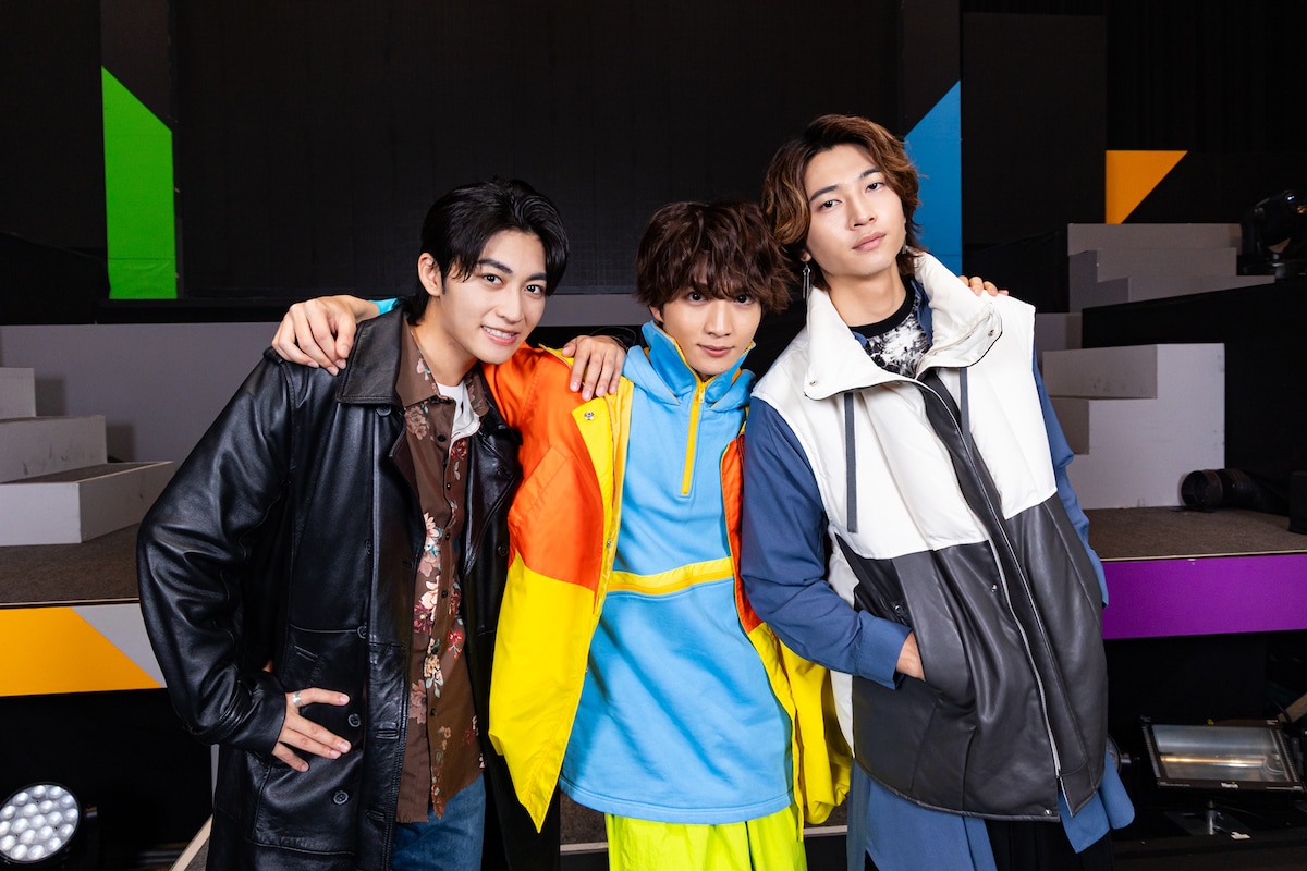 左から日野友輔、知念英和、庄司浩平