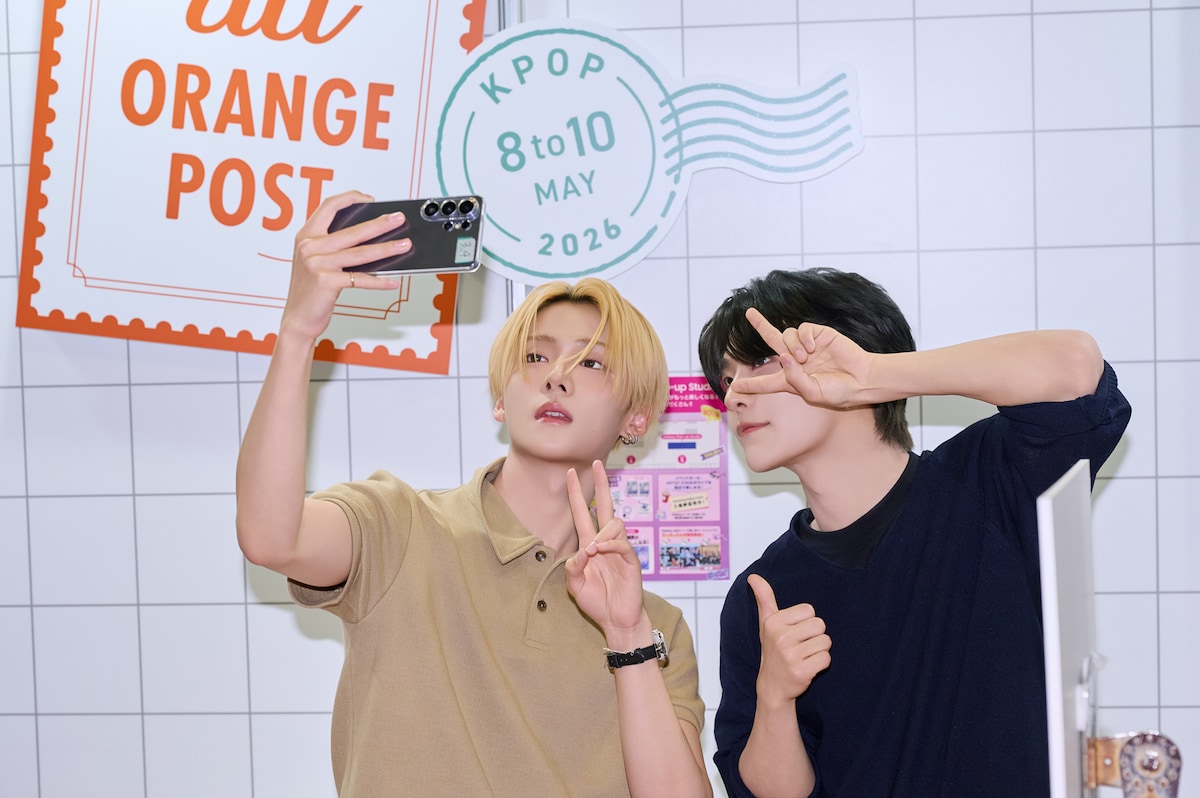 セルフィーを行うSANGWON、XINLONG。