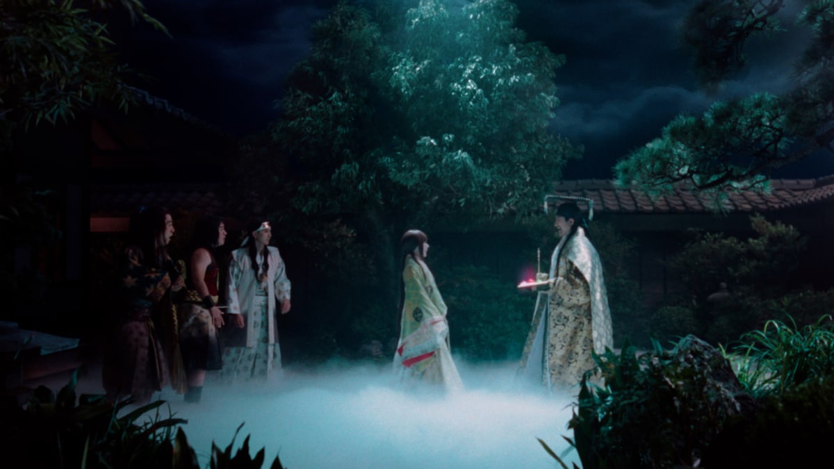 かぐや姫に“お土産”を渡すために天から舞い降りた天帝。その迫力に三太郎たちは圧倒される