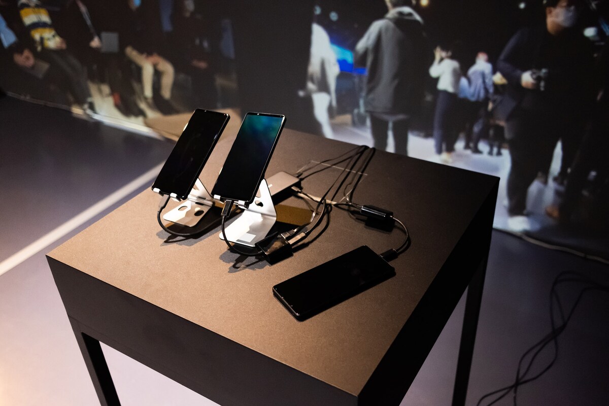 映像データの送受信器として使用されたスマートフォン。